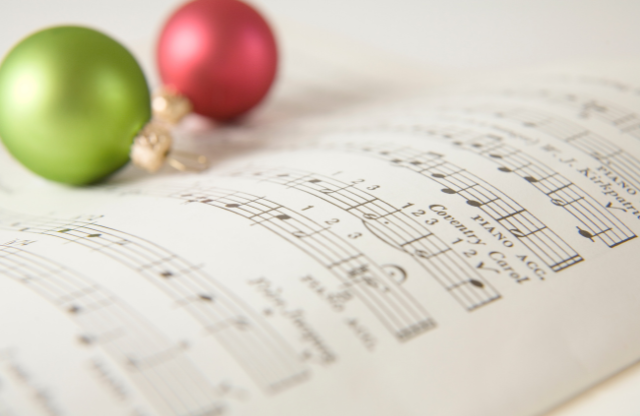 Hãy cùng lắng nghe những giai điệu ấm áp và cảm động của nhạc nền câu chuyện Giáng Sinh - Salisbury Hospice. Họ đã mang đến cho chúng ta không chỉ những bản nhạc tuyệt vời mà còn là thông điệp yêu thương và hy vọng trong mùa Giáng Sinh.